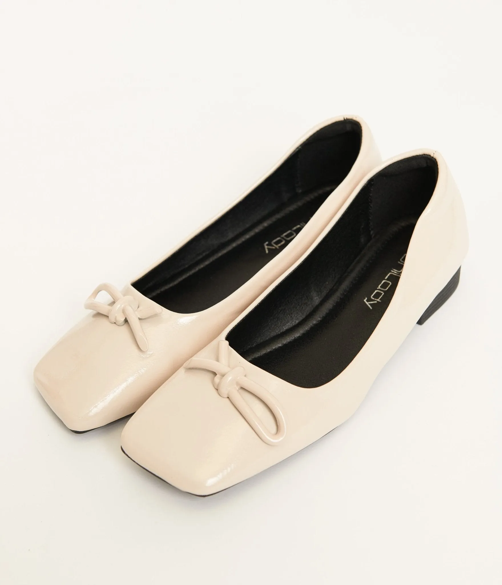 1960s Beige Bow Patent Leatherette Flats